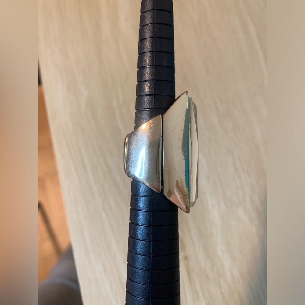 Modern Design Stretch Ring - Picture 2 of 3
